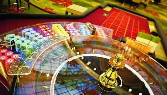 Interface permainan Bakarat Tanpa Komisi dengan statistik permainan dan chat dealer langsung